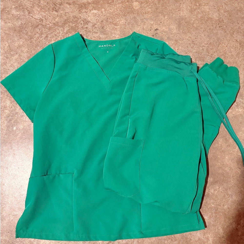 Mandala Women's Kelly Green V-Neck Scrub Top and jogger bottoms